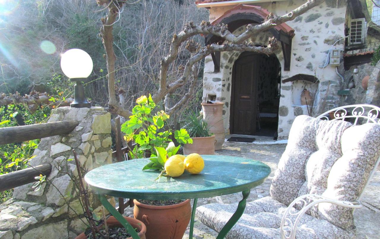 Angela's River Paradise Cottages - B&B Mixórrouma