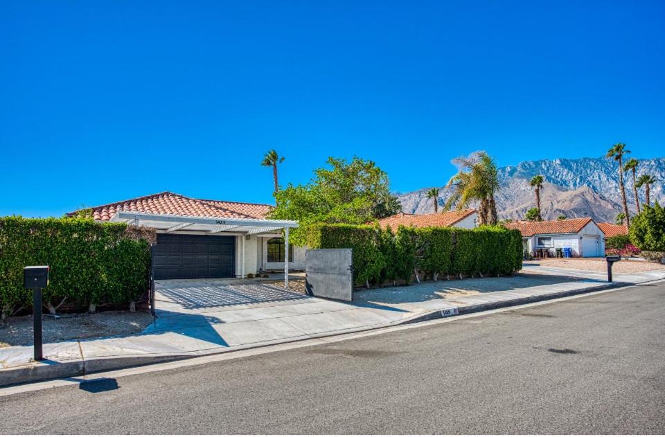 Tranquil Palm Springs Villa, Private Pool, Magical View, Minutes to Downtown, Sleeps 8 - Bed and Breakfast Palm Springs