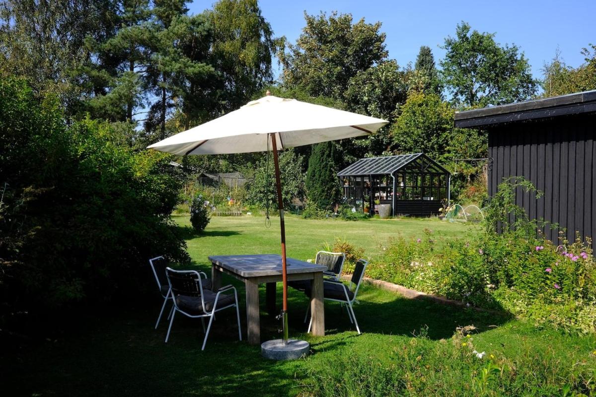 Cozy summer cottage with orangery close to Heatherhill and Beach - B&B