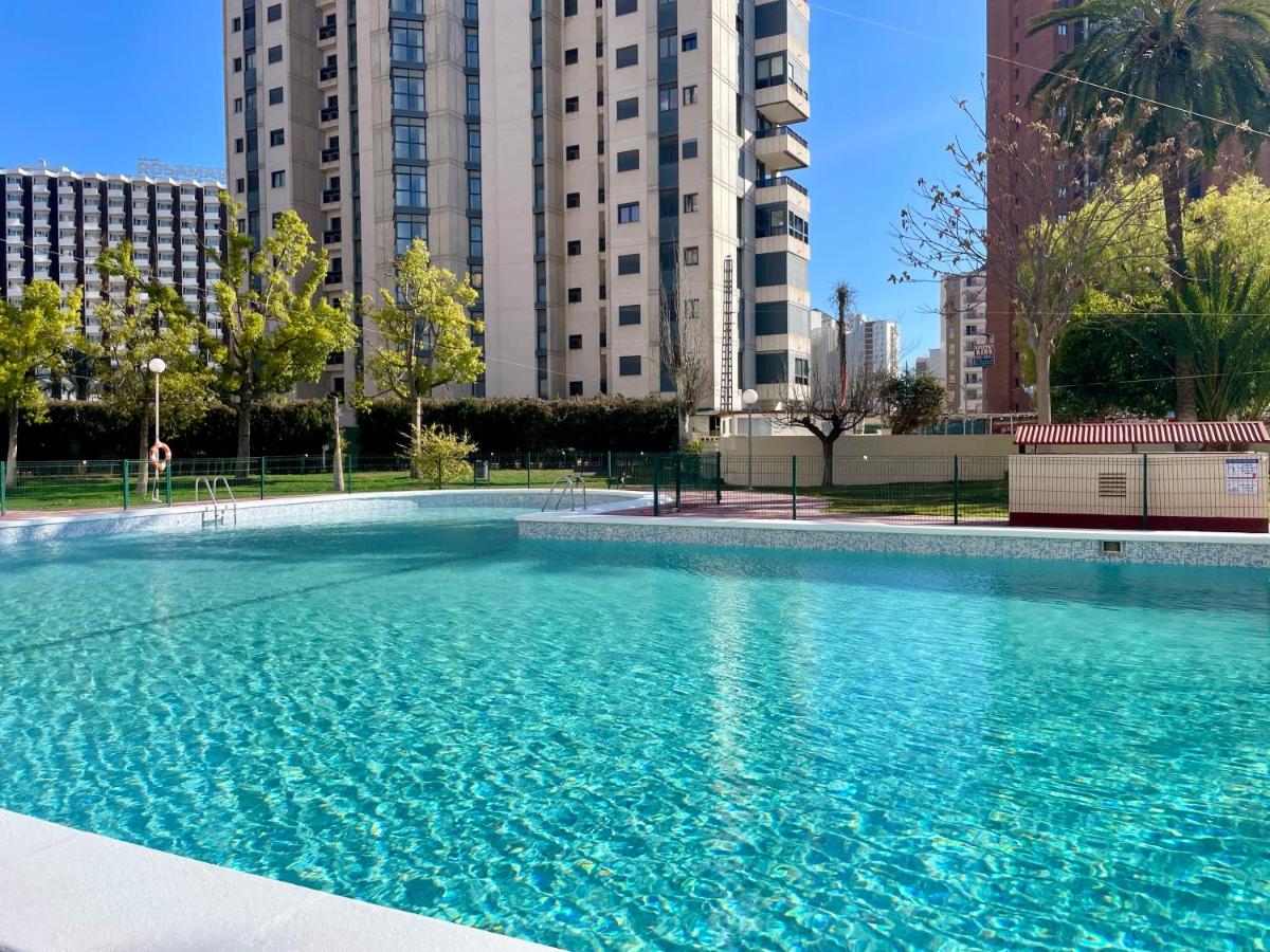 Amplio apartamento con piscina y pistas de tenis en Benidorm - B&B Benidorm