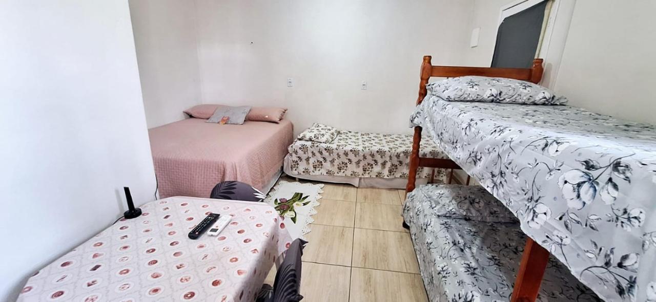 KITNET S1 em TORRES-RS - Na mais bela praia Gaúcha - Cozinha - Banheiro - Ar condicionado - TV e Wi-Fi - Estacionamento - Anfitriã Superhost no BnB - B&B