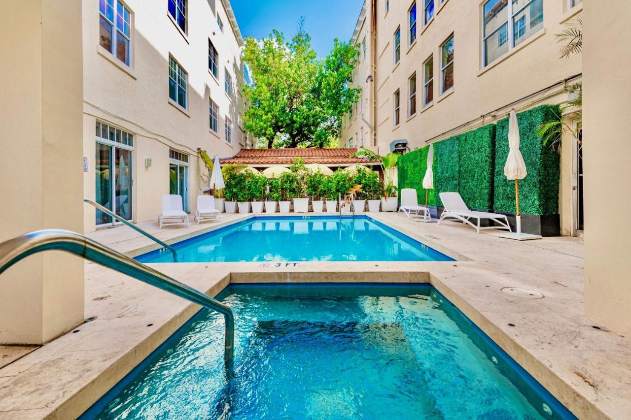 2-Min to Beach, Upscale Enclave - Bed and Breakfast Miami Beach