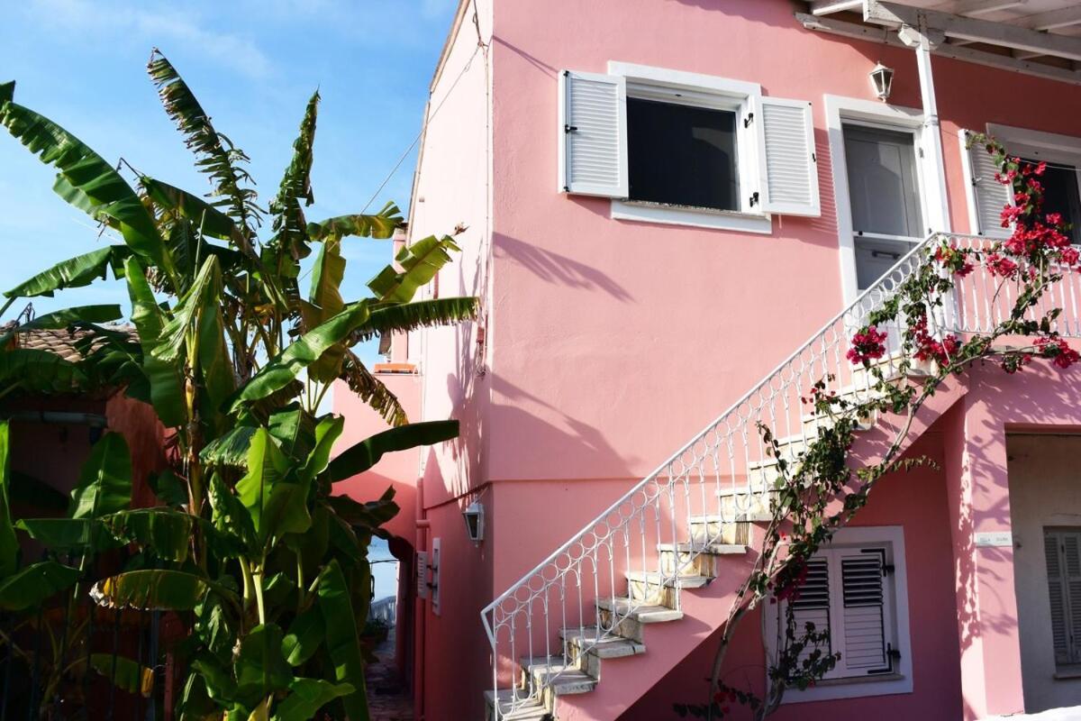 Villa Diana Beachfront Vacation Home - B&B
