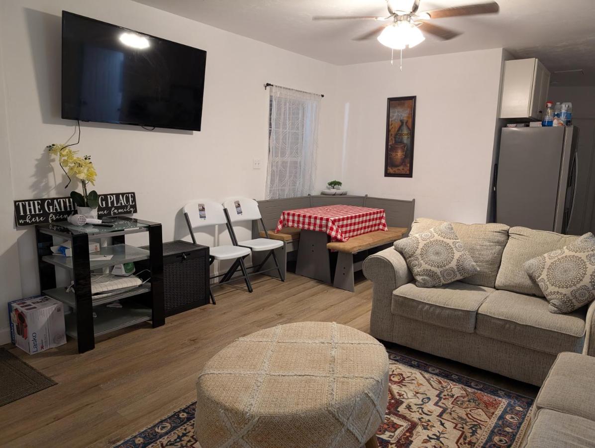 One unit of a fully renovated duplex near FSU - B&B Tallahassee