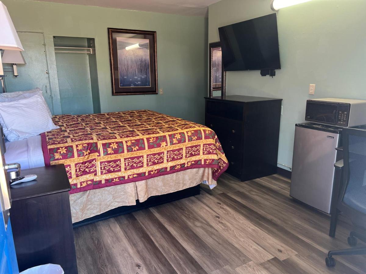 Town & Country Motel - Bed and Breakfast