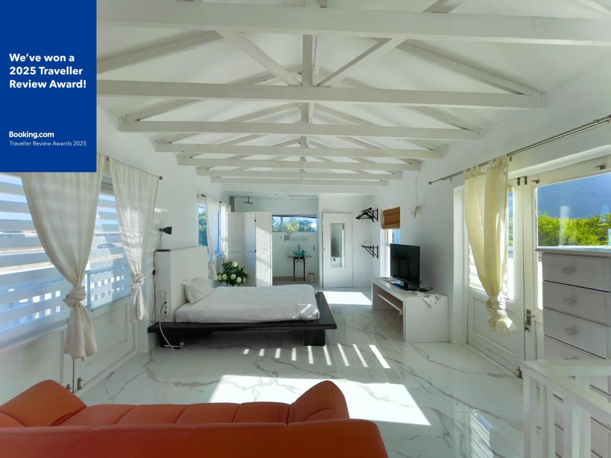 Spacious Park Island Studio at the Lake - B&B