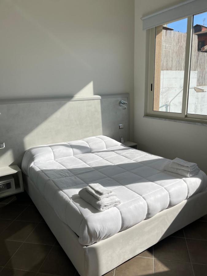 Zimmer mit Kingsize-Bett und Poolblick