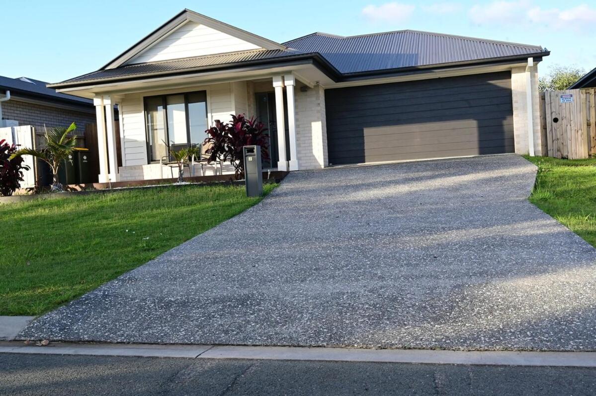 New Spacious 4 Bedroom Retreat fully air conditioned in Loganholme - B&B