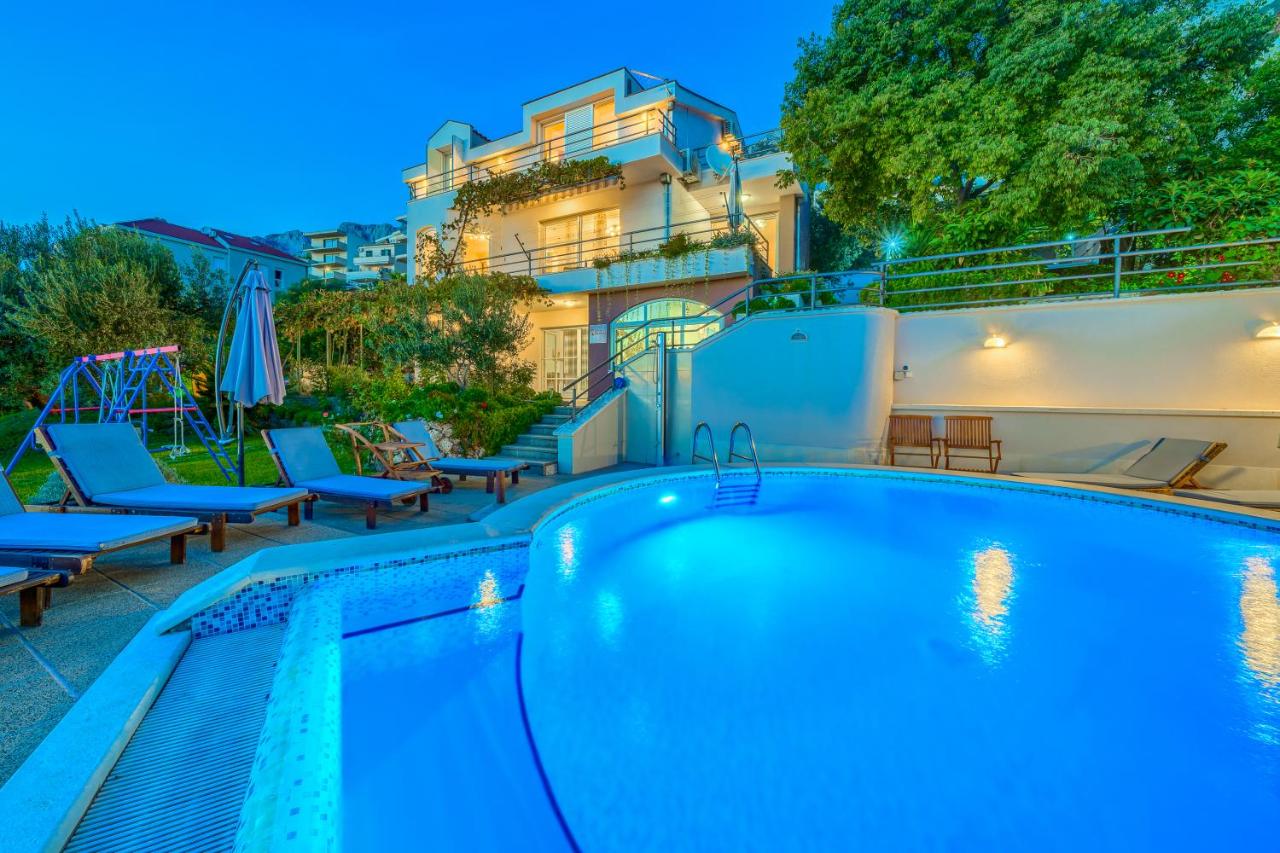 5 bedroom family villa in Makarska, heated pool and jacuzzi - Chambres d’hôtes Makarska