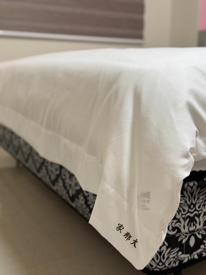 Zimmer mit Kingsize-Bett und Bergblick