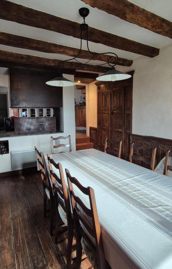 Maison de tuiles au pieds du château de Castelnau - B&B