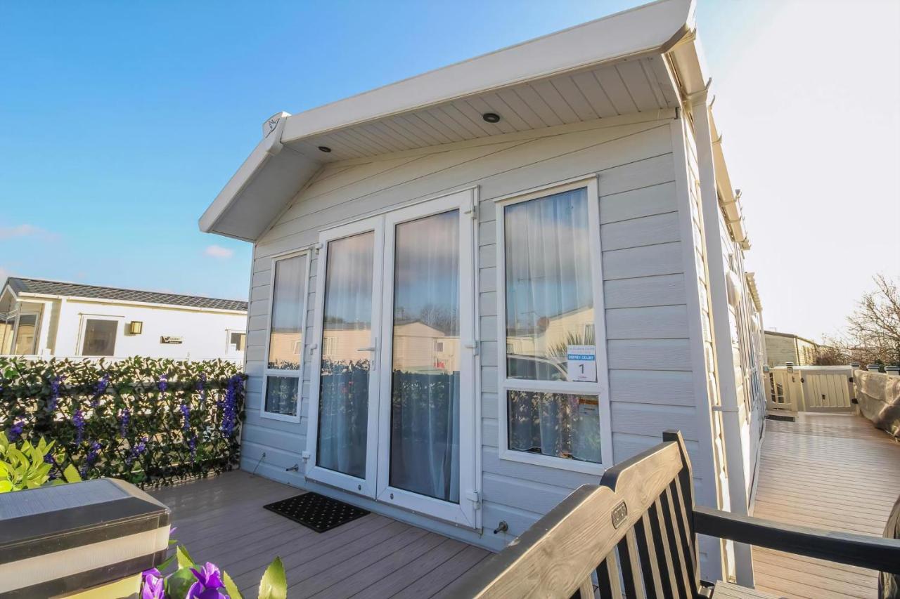 Stunning Caravan With Large Decking At California Cliffs In Norfolk Ref 50001Oc - B&B