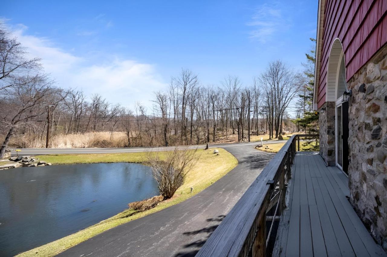 Spacious Home with Pool, Hot Tub, Mins to Parks Skiing - B&B Monroe