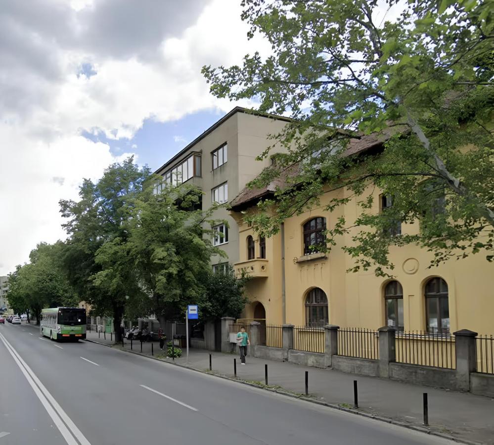 Castanilor 6 - Hip industrial apartment close to city centre - B&B Braşov