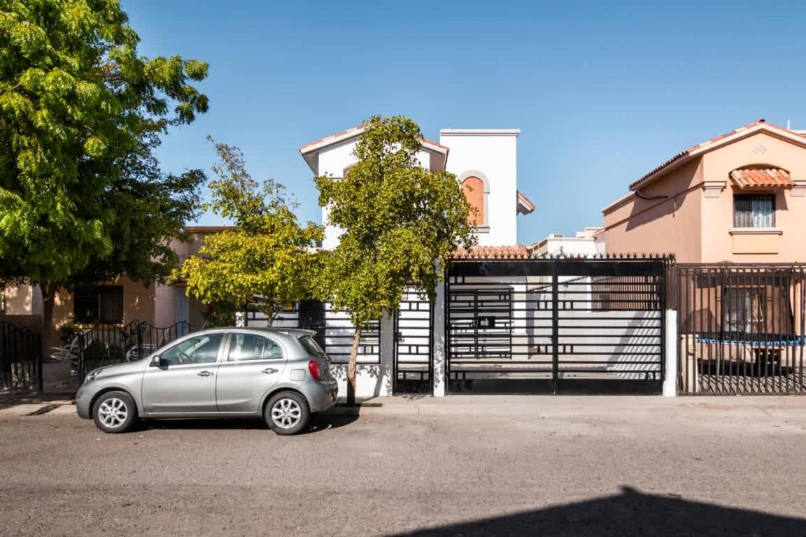 Comfortable House in Puerta Real 3 Bedrooms with Pool - Chambres d’hôtes Hermosillo