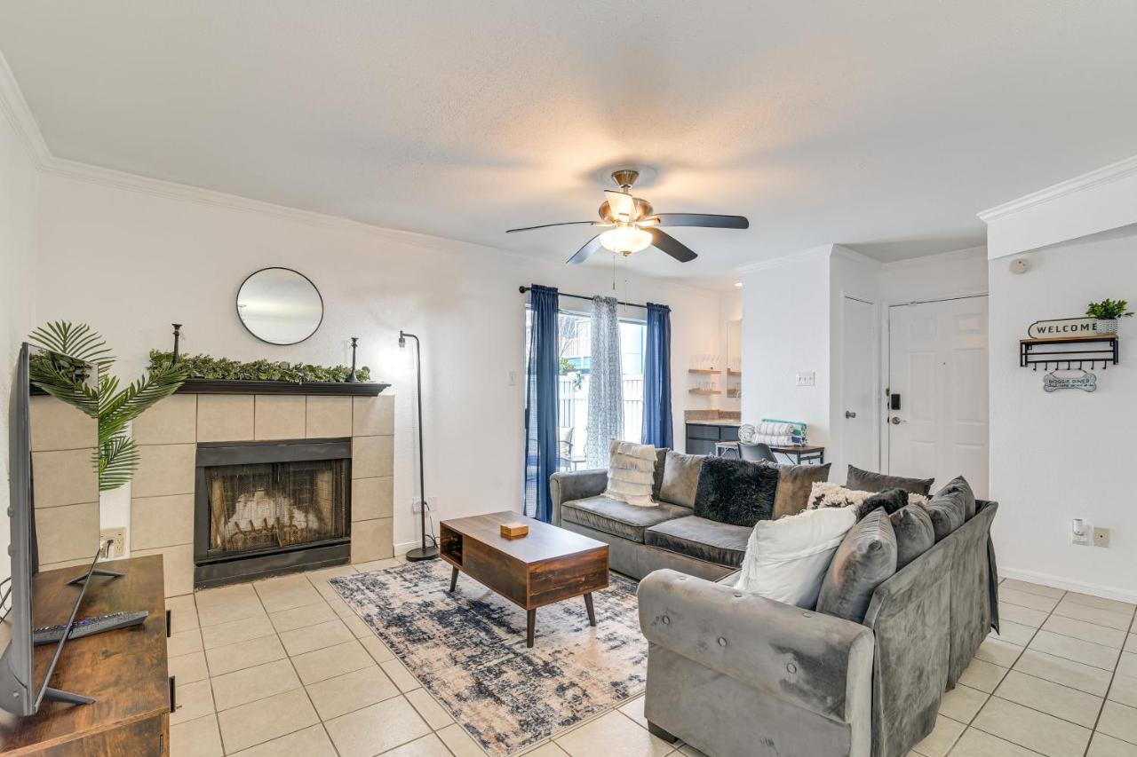 Less Than 1 Mi to Beach Galveston Condo with Fenced Patio - B&B