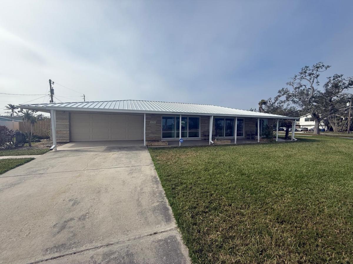 Pool home on the Bay, large private yard near AMI - B&B Bradenton