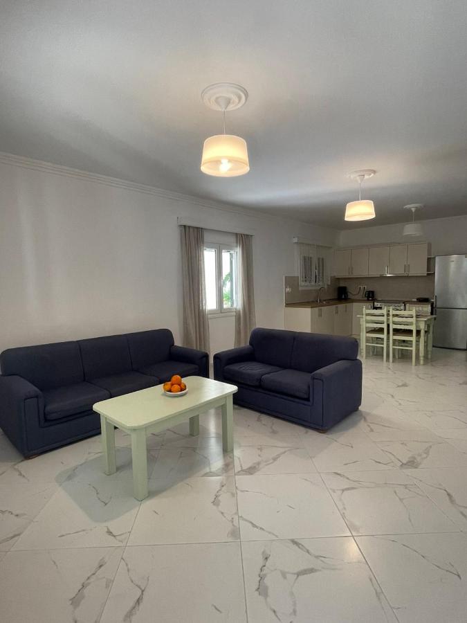 Villa Nikos Gialos - Chambres d’hôtes Karousádes