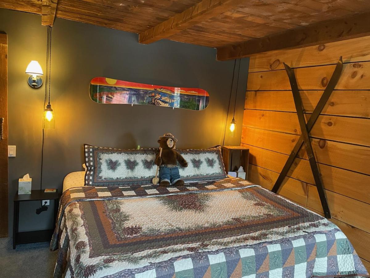 Habitación con cama extragrande y balcón