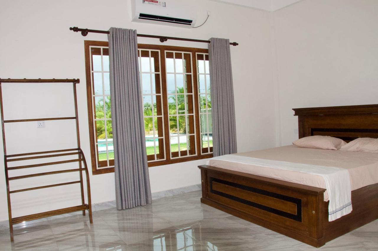 Habitación con cama extragrande y vistas a la piscina