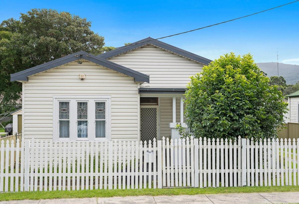 Stylish House 8mins walk to Figtree Grove - B&B