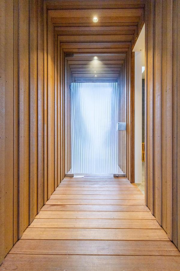Luxury King studio with spa and private carpark - Ferienwohnung
