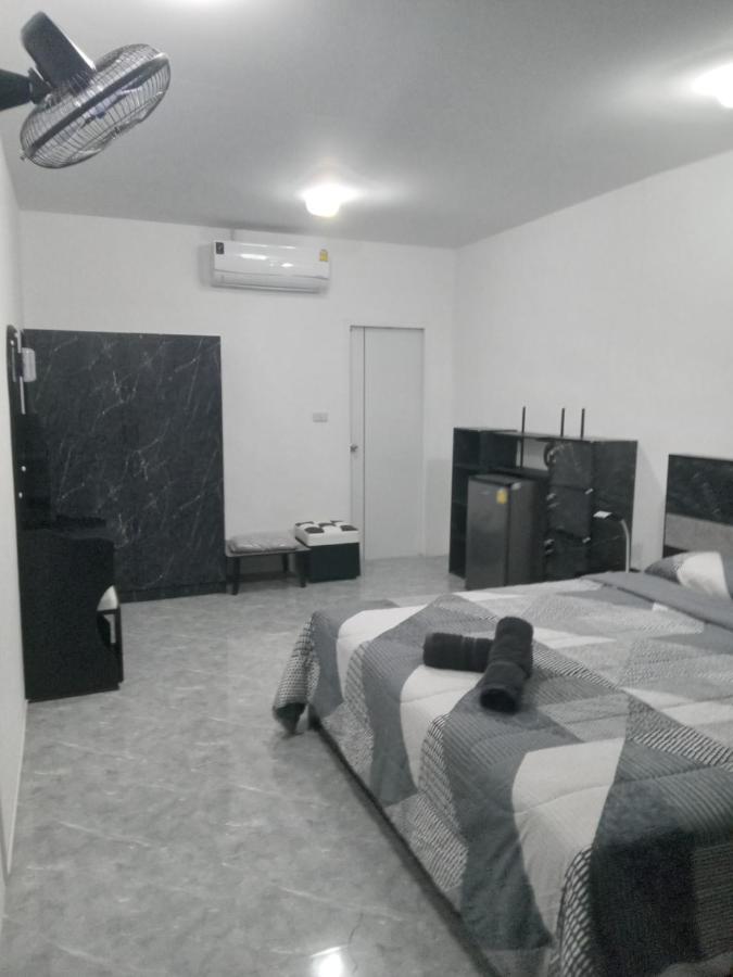 Chambre Lit Queen-Size - Vue sur Piscine