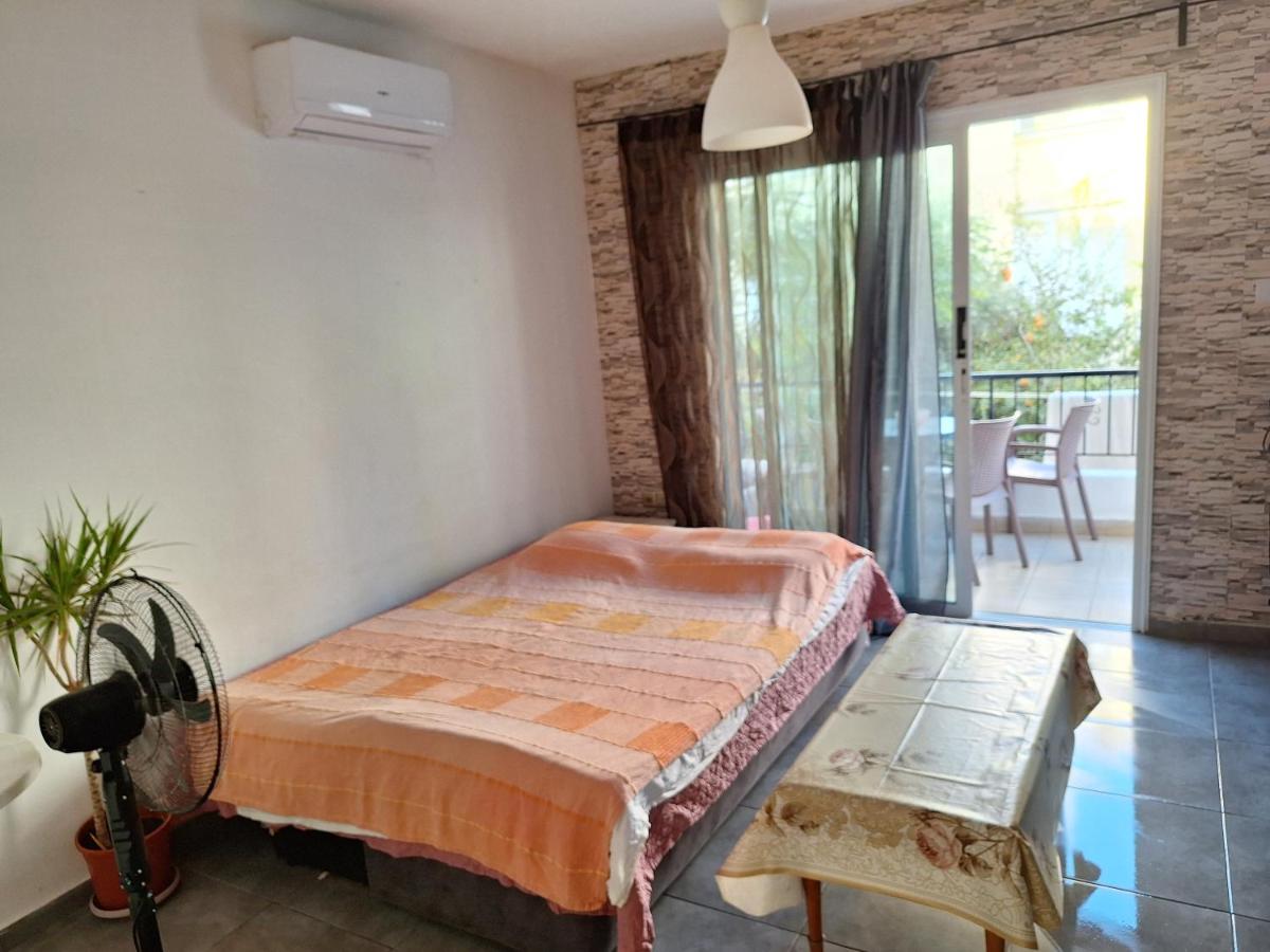 Spacious 1 bedroom apartment in center of Agia Napa - Chambres d’hôtes