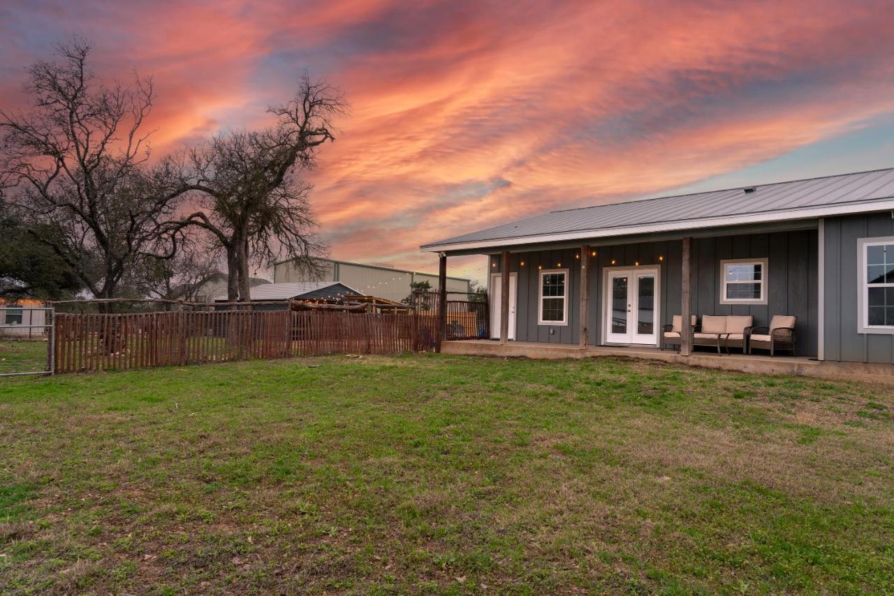 Lone Star Getaway I Rec Barn I Fire Pit Nights I Movie Night Projector - B&B