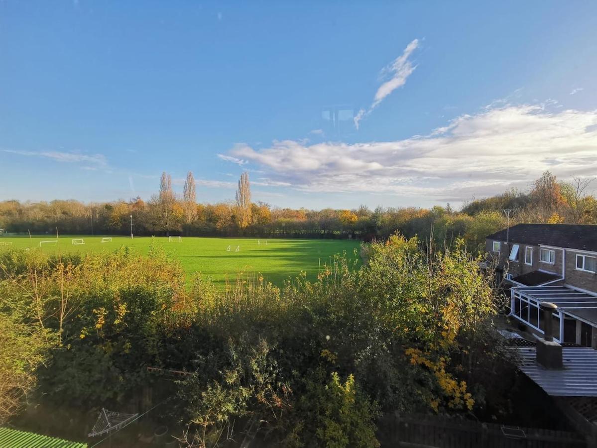 Spacious En-Suite Room Near Hospital and Shops - B&B