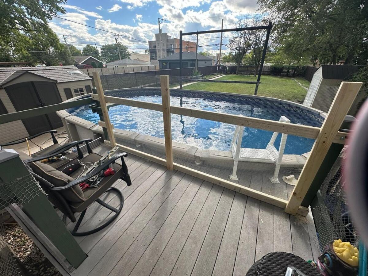 Spacious 4-Bedroom Home with Stunning Backyard Deck in Chicago - B&B