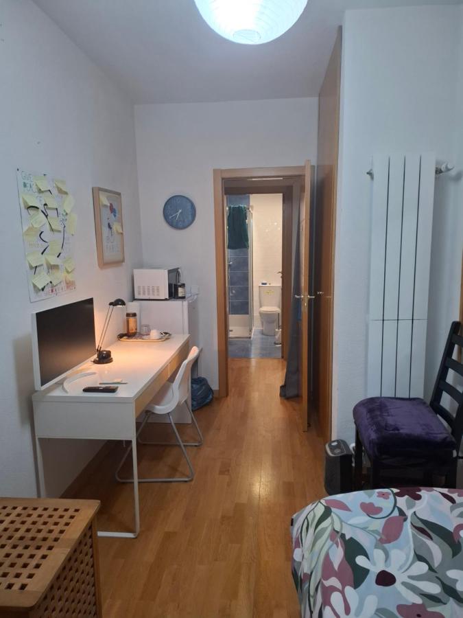 HABITACIONES INDIVIDUALES Wifi TV microondas cerca del Aeropuerto Madrid Habitacion GRANDE WC PRIVADO o Habitacion PEQUEÑA WC COMPARTIDO Muy tranquilas Bien comunicadas tren metro bus Facil aparcamiento SAN SEBASTIAN DE LOS REYES - B&B