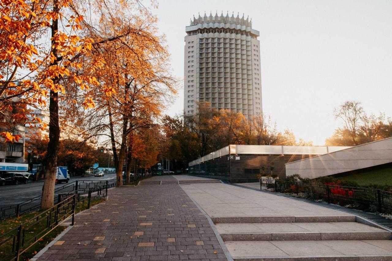 Центр города, оживленный район - Bed and Breakfast Almaty