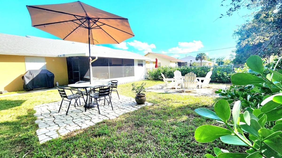 Coastal Charm Cozy Private Home in Cape Coral - B&B