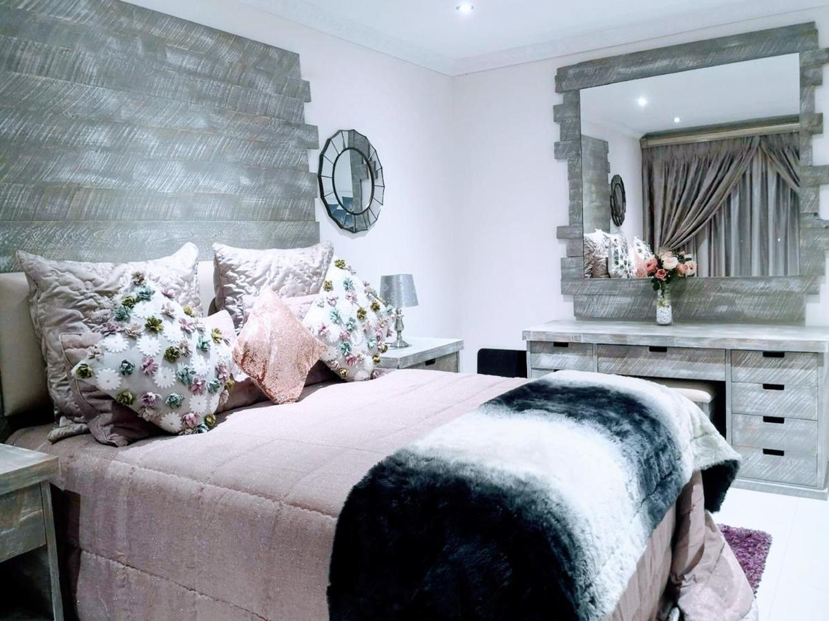 Habitación con cama grande y balcón