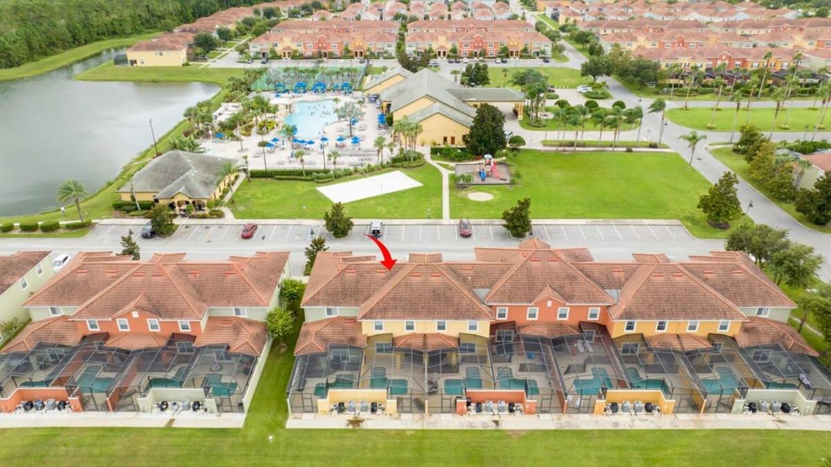8937 Paradise Palms 4BR Townhome with Private Pool near Clubhouse - Bed and Breakfast Kissimmee