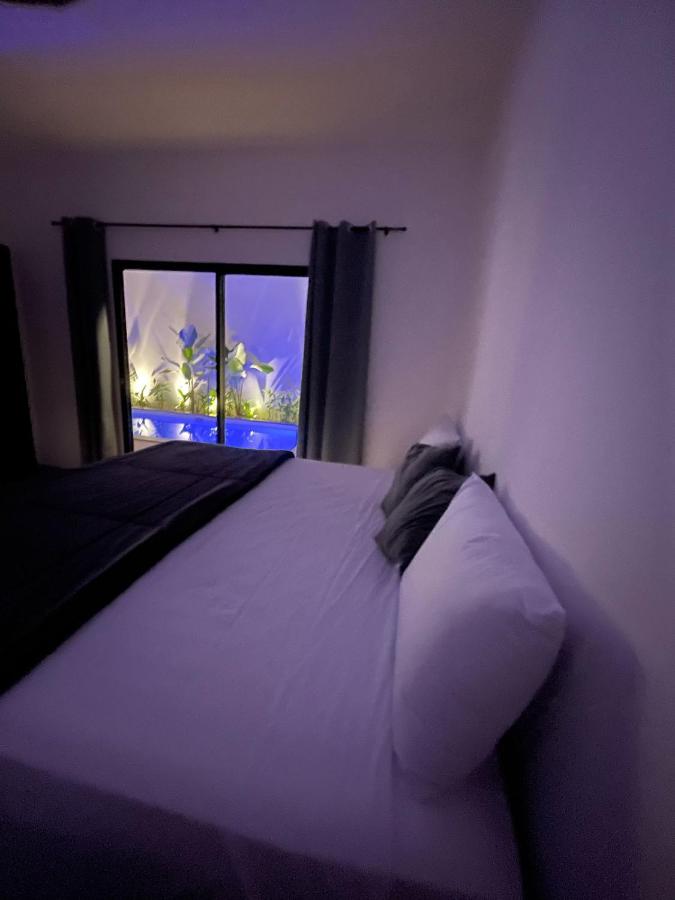 Suite met Kingsize Bed en Uitzicht op Zwembad
