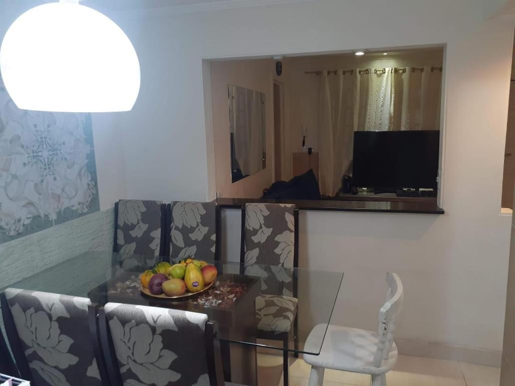 Sobrado em condomínio próximo à Praia da Enseada! Acomoda até 8 pessoas com conforto, possui 2 quartos e excelente localização para aproveitar dias inesquecíveis no litoral - B&B