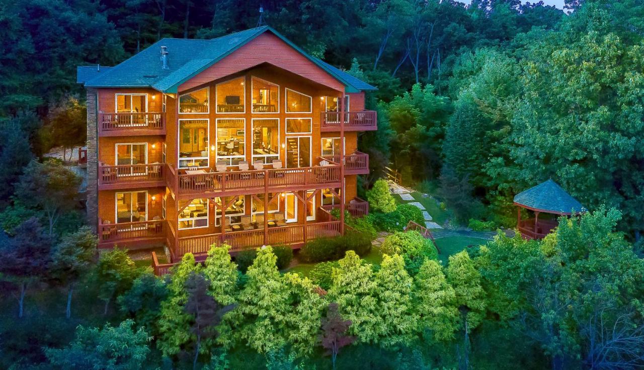 Million Views Hot Tub Game Room Sleeps 25 - B&B Gatlinburg