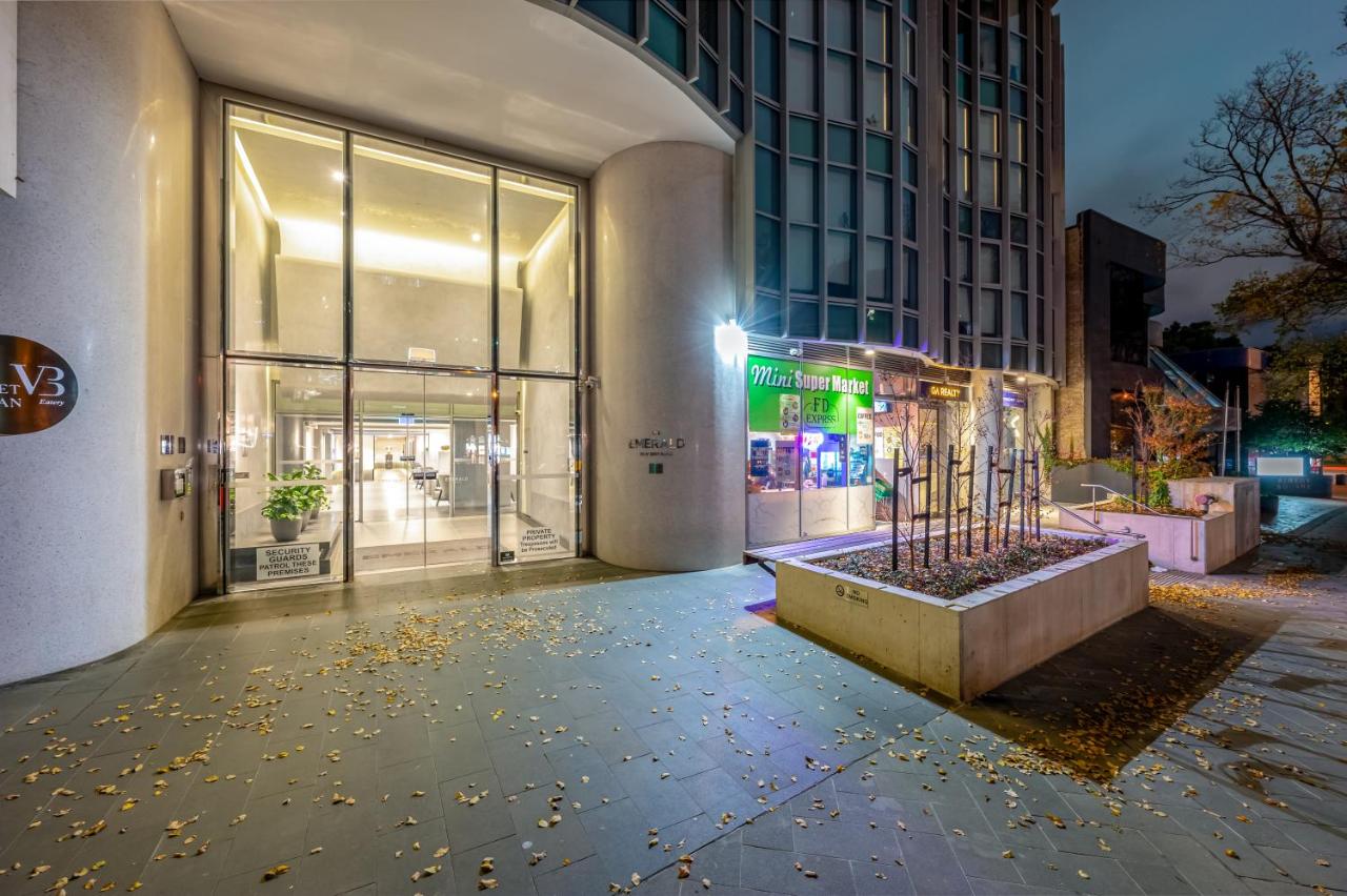 Unwind with Beautiful Park & Bay Views - B&B Melbourne