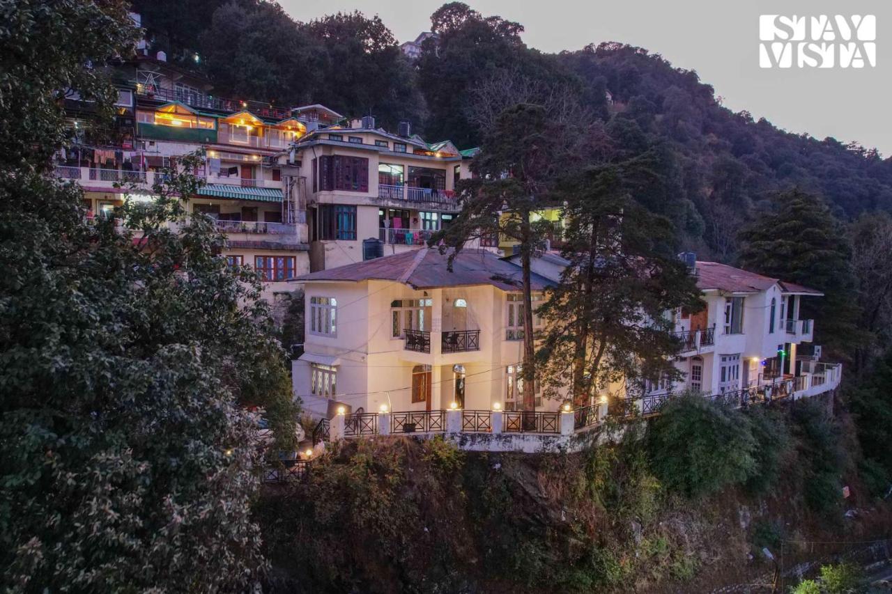 StayVista at The Northern Lake House with Balcony - Chambres d’hôtes