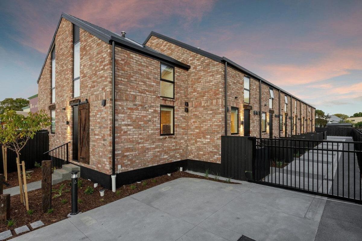 New build City Townhouse & Gated Car Park - B&B