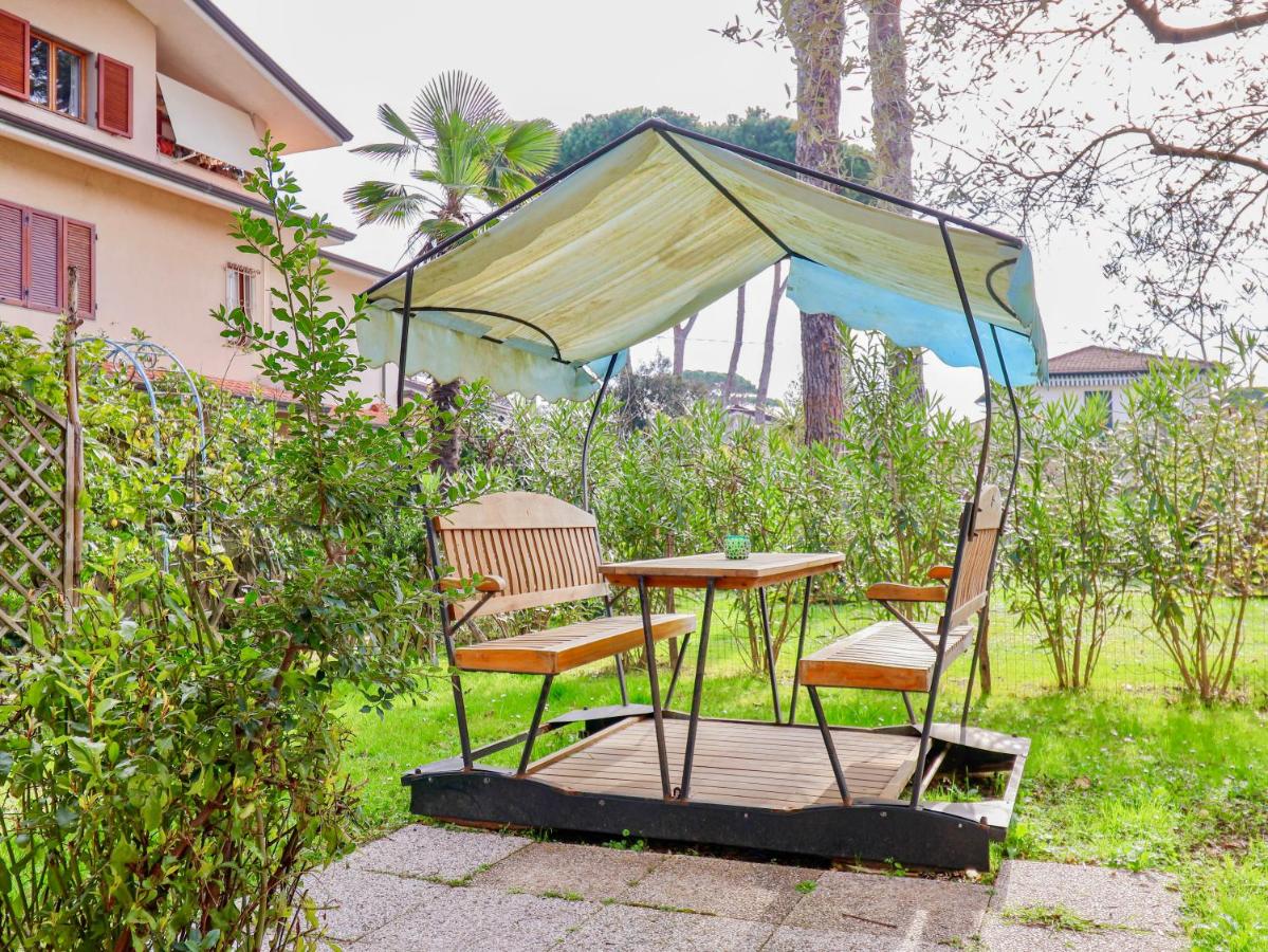 FORTE DEI MARMI STAY - with Garden, Near The Sea - B&B