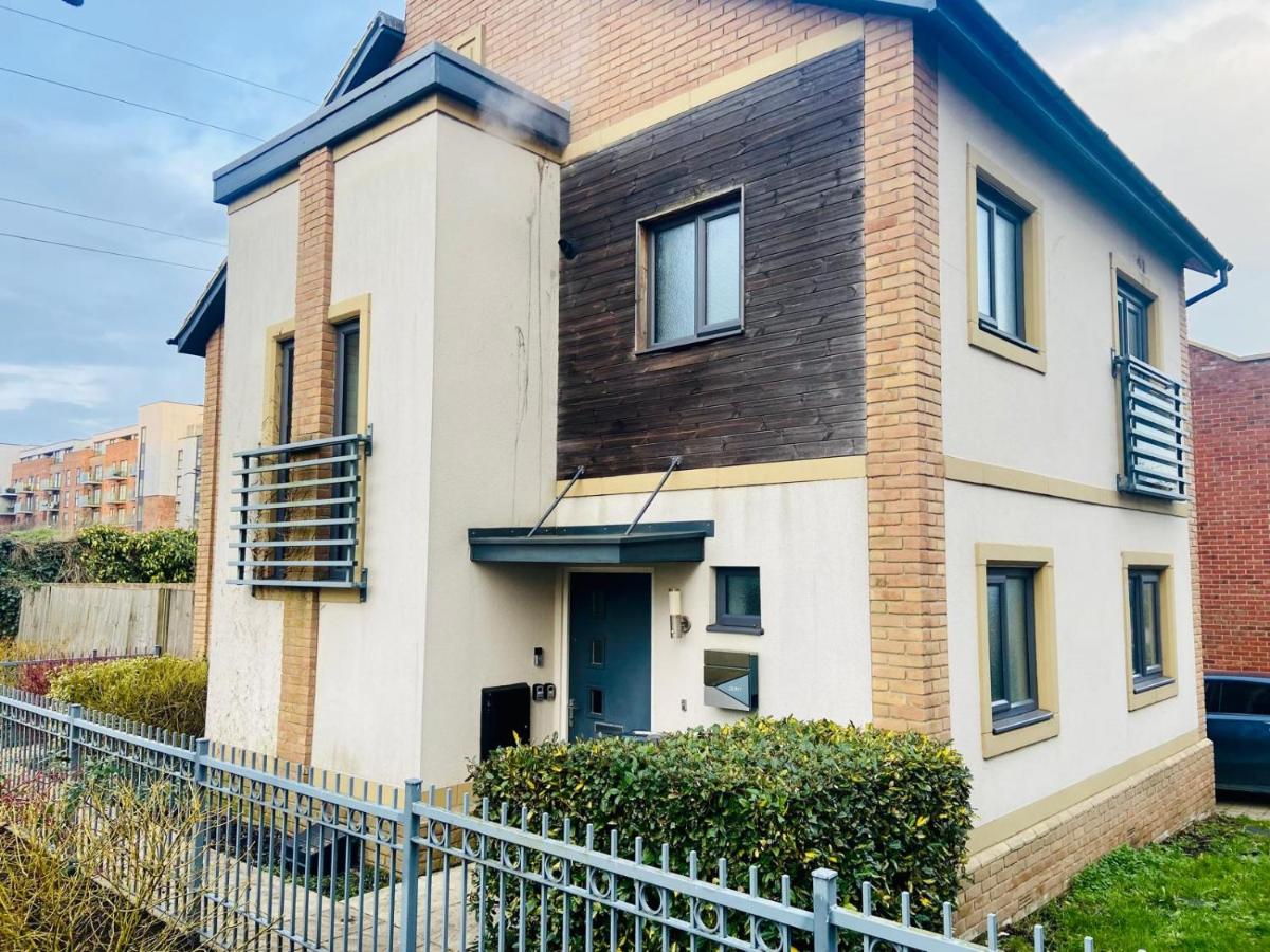 Modern detached large House in City with PARKING - B&B