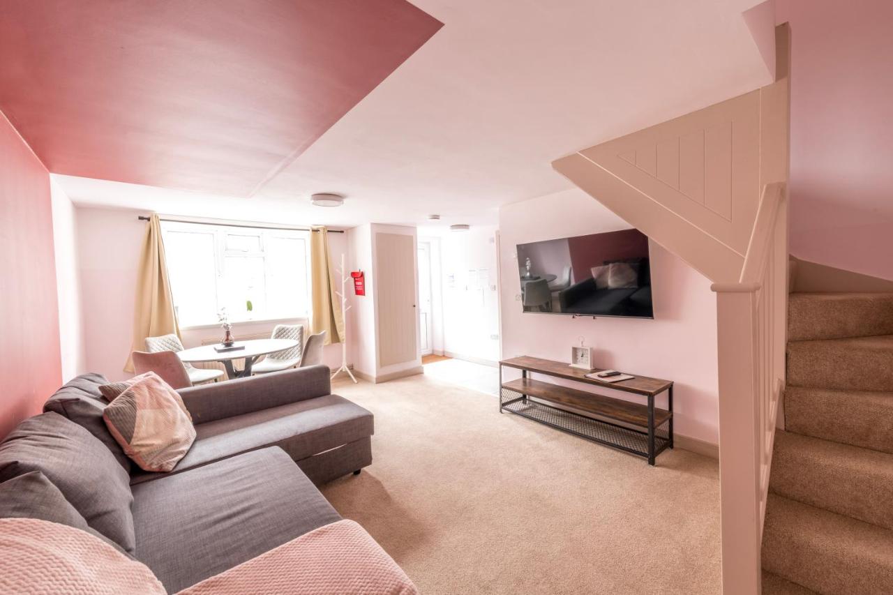 Cosy Medway with FREE PARKING by Prescott Apartments - B&B