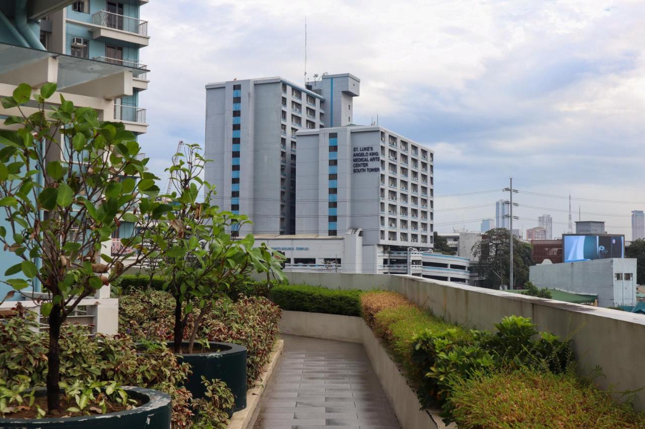 Cozy 2BR Condo with Parking - Bed and Breakfast Manilla