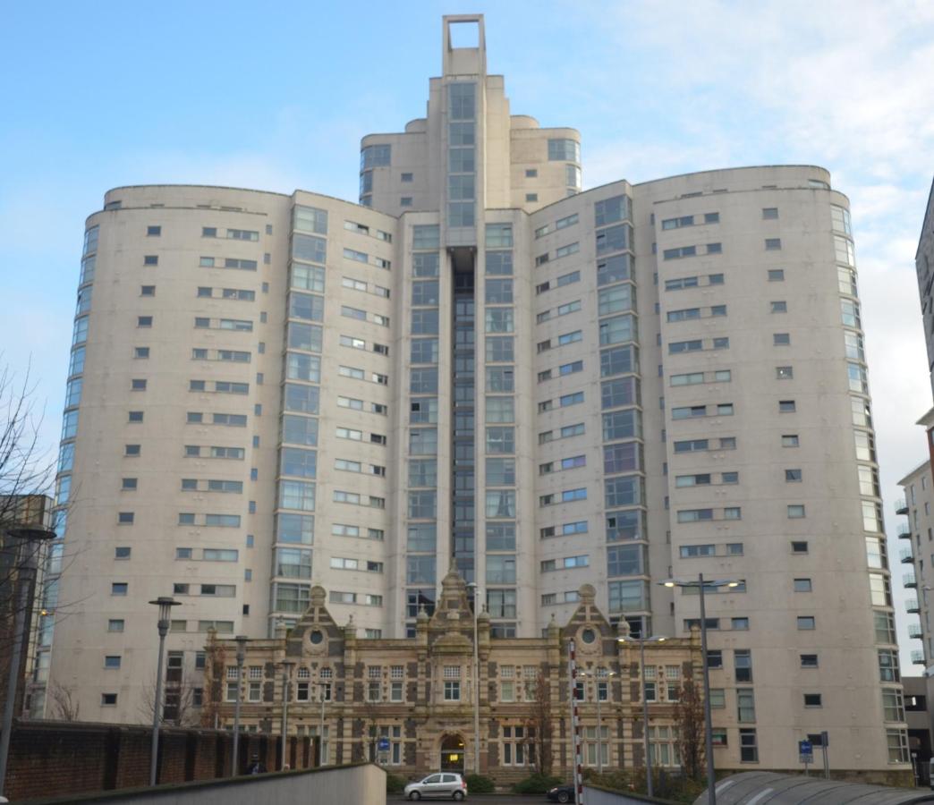 Large Double Room in Cardiff City Centre with Live in Host - Ferienwohnung