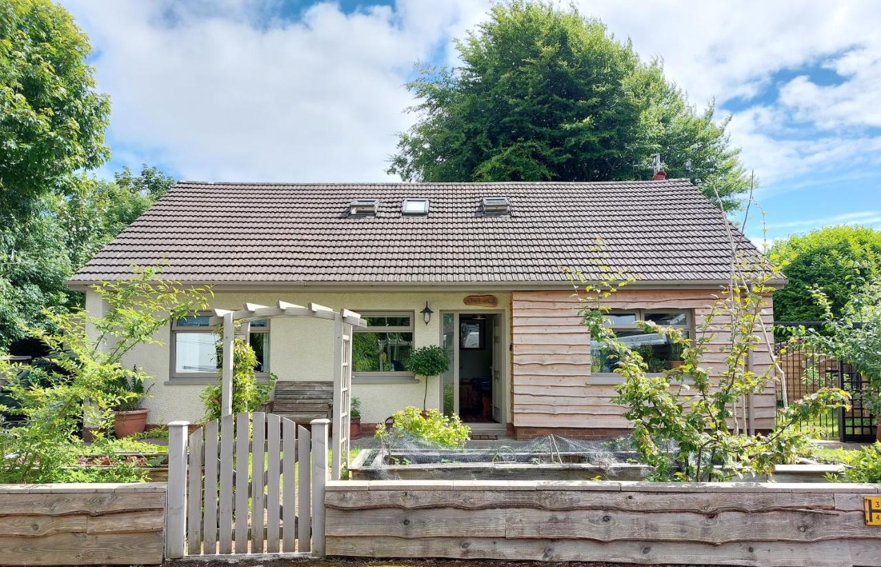 The Swallows - Elegant Double Bed Apartment - & optional extra - Single Bed Cabin - Max 3 people - B&B