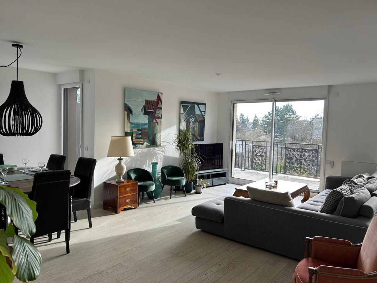 Spacious apartment - gates of paris - B&B