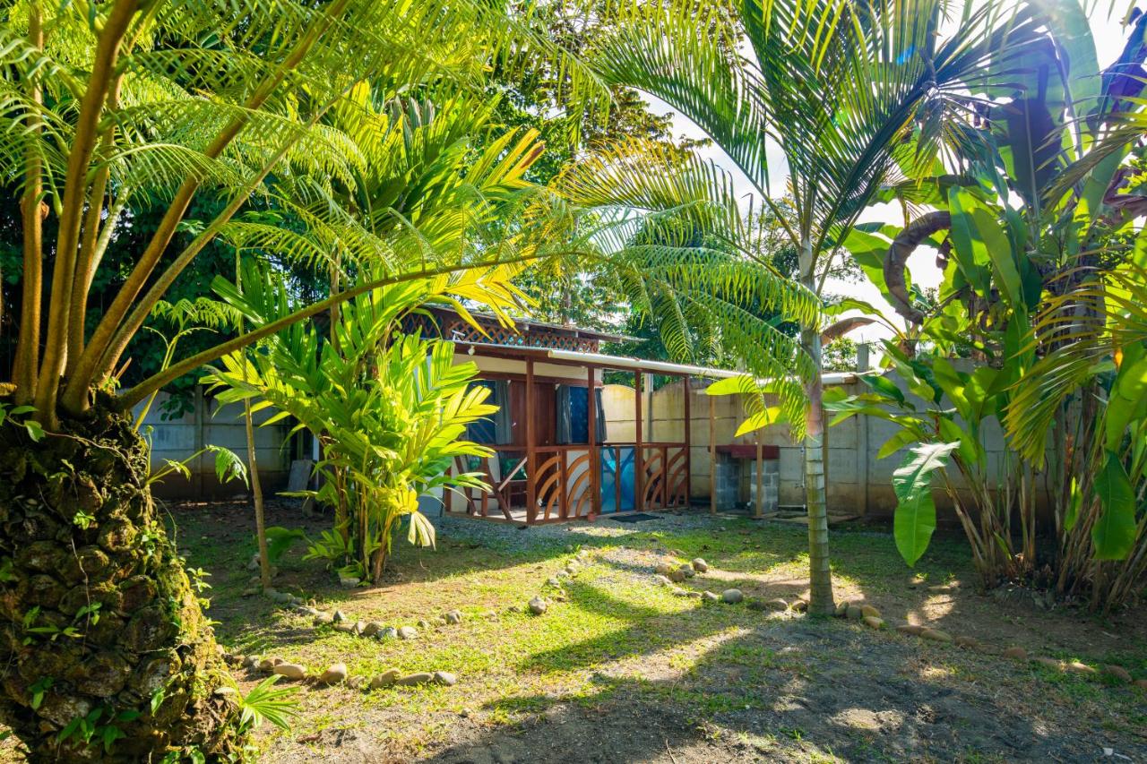 La Casita Cozy Beachfront Cottage with Shared Pool Access - Ferienwohnung Manzanillo